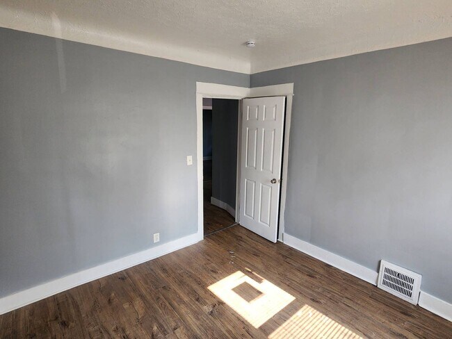 Foto del edificio - Charming 4-Bedroom Property in Prime Location