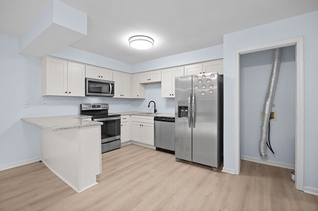Building Photo - Fully Renovated Condo for Rent in Virginia...