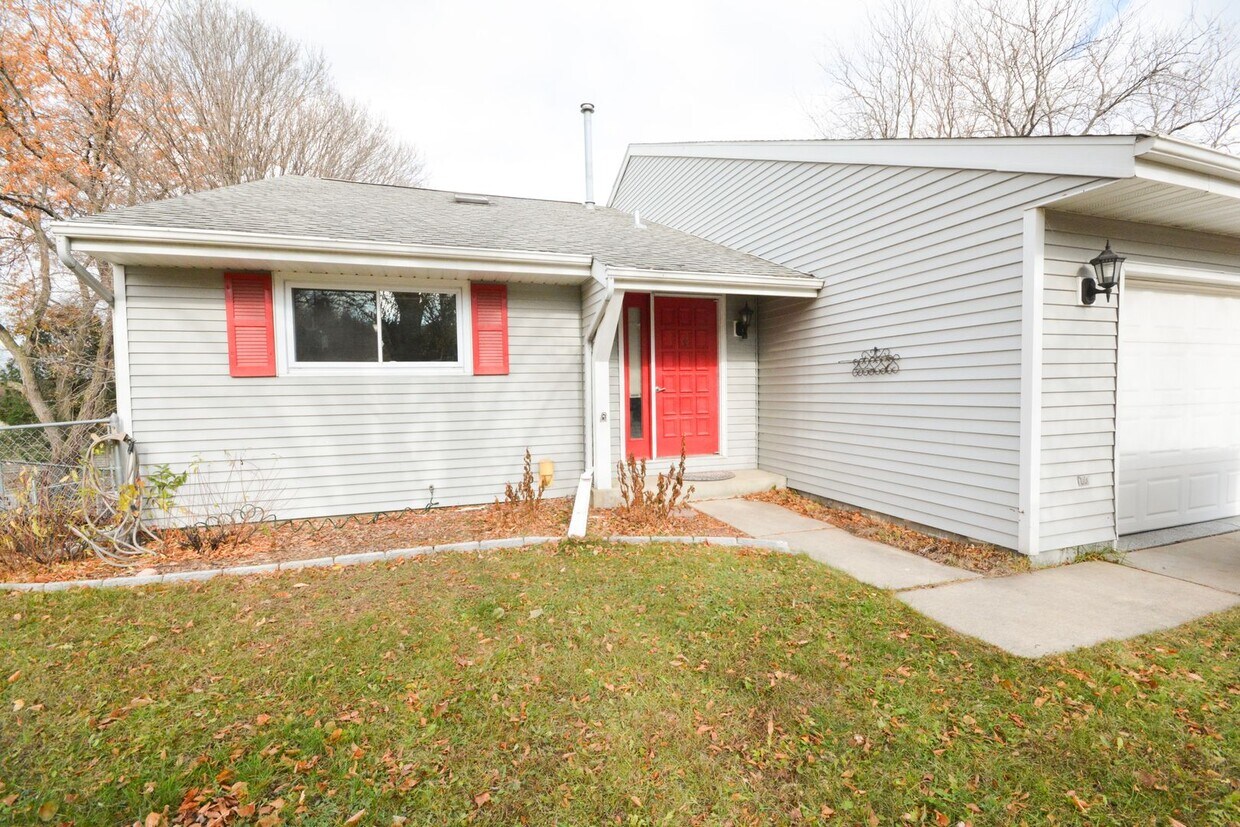 Foto principal - Newly Renovated 4 bed 2 bath available for...