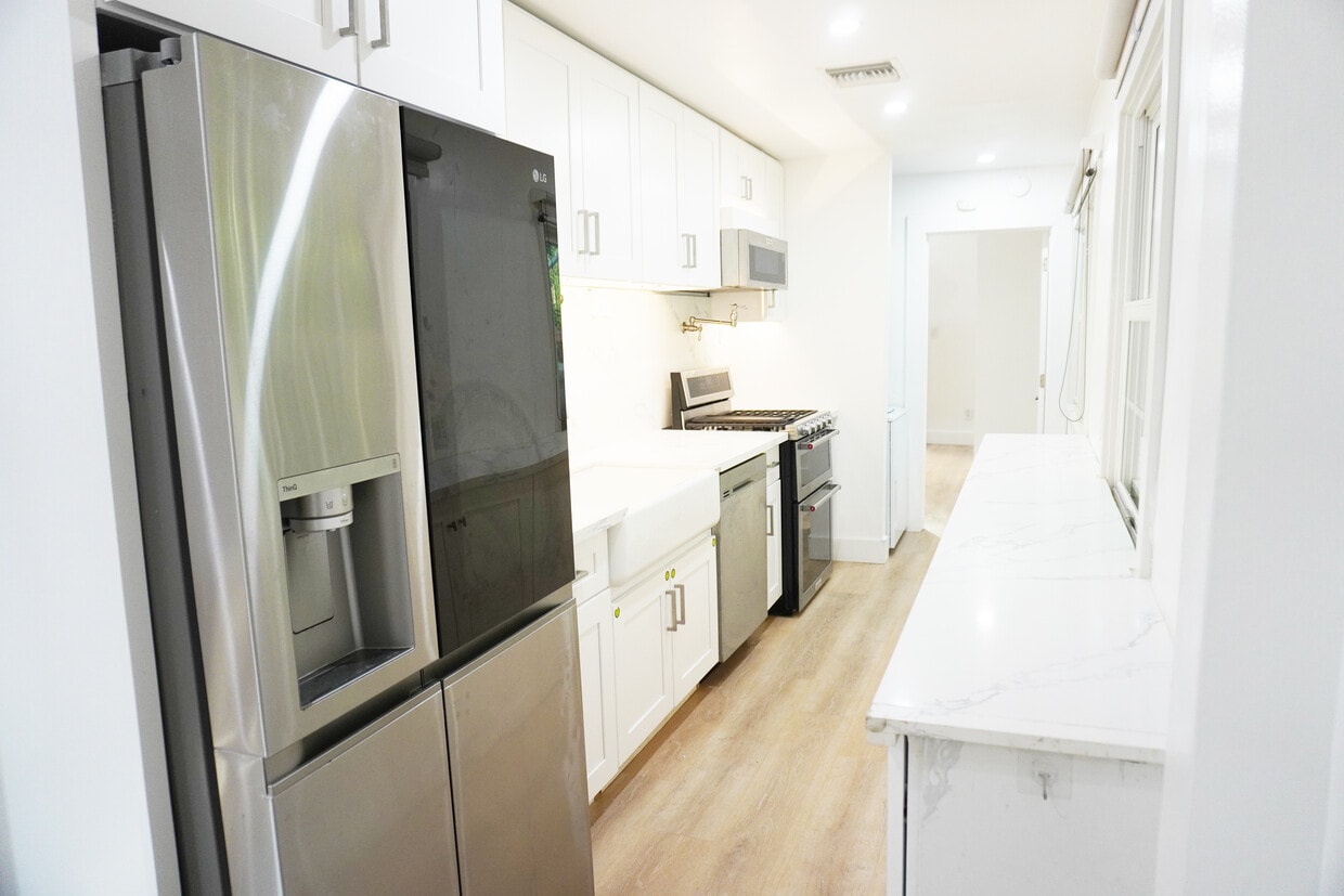 Kitchen - 1120 S Barrington Ave