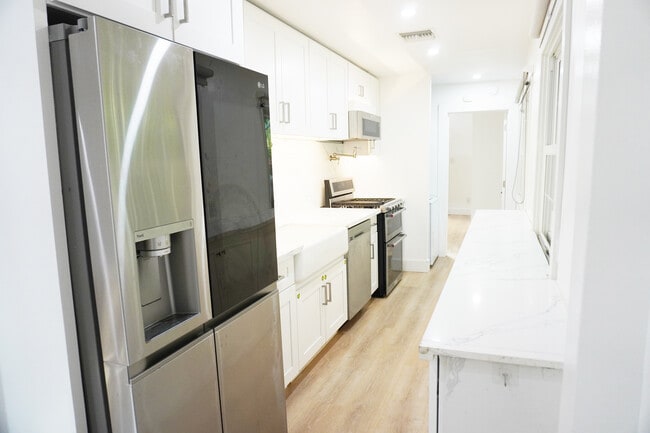 Kitchen - 1120 S Barrington Ave