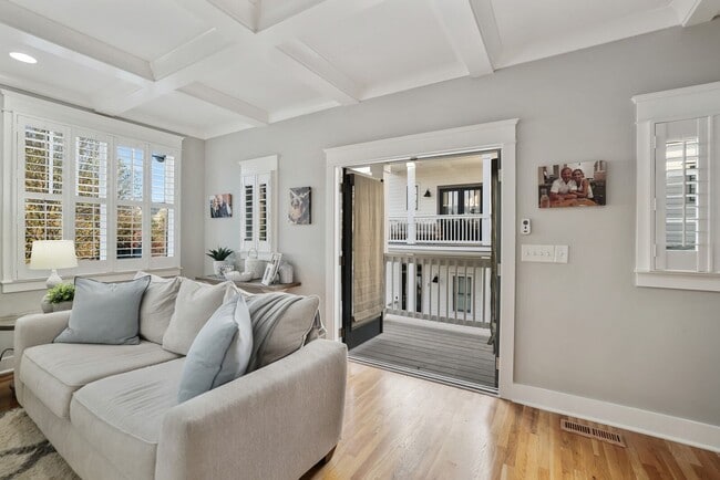 Foto del edificio - Beautiful 4BR/3.5BA Single Family Detached Home Steps From Vanderbilt University and Centennial Park