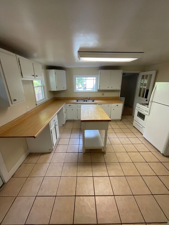 Foto del edificio - *** AVAILABLE AUGUST 2027 *** 3 Bedroom, 2 Bath House