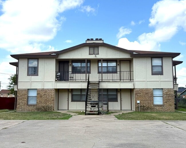 Building Photo - 1905 Cedarhill Dr