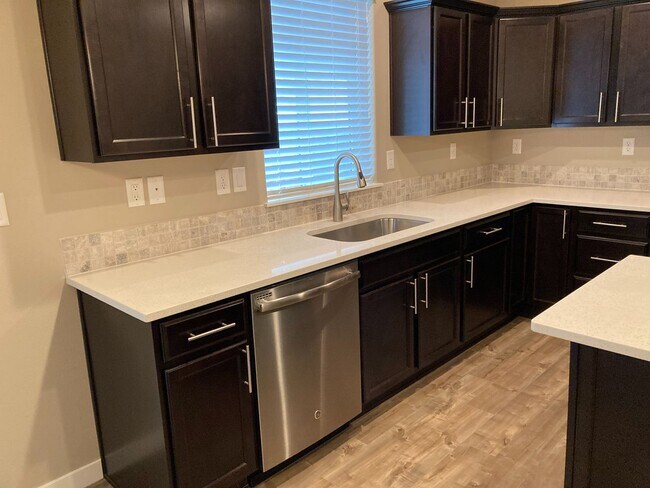 Foto del edificio - Newer Home In North Albany! Nealy 2500 sq ...