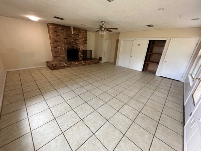 Building Photo - Move Fast on This Extra-Spacious 3-Bedroom...