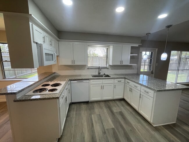 Building Photo - 1013 N Amy Dr