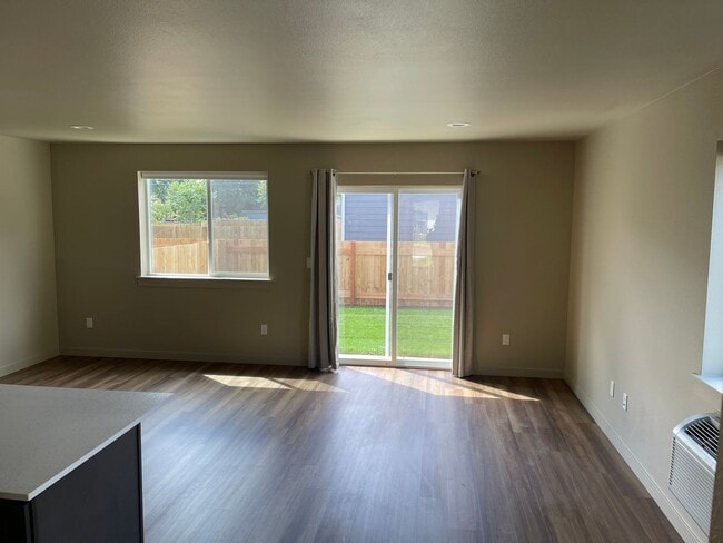 Building Photo - Three Bedroom Pet Friendly Townhouse!