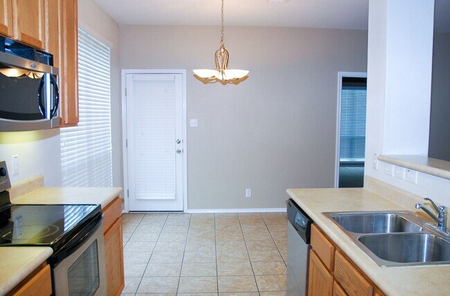 Foto del edificio - Amazing home with Garage and Backyard 3/2 ...