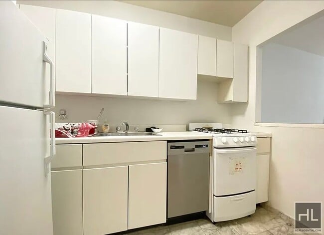 Building Photo - Spacious 1 bedroom 2 AVENUE