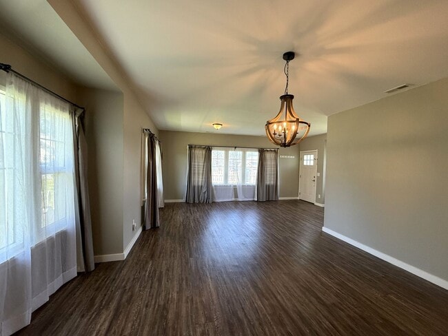 Building Photo - Charming Downtown Anacortes Home - Avail Now!