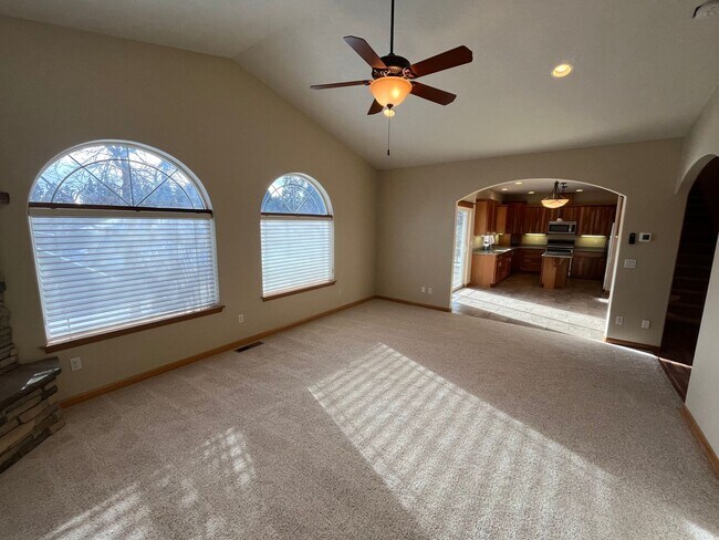 Building Photo - Spacious 3 Bed/3.5 Bath Home with Two Prim...