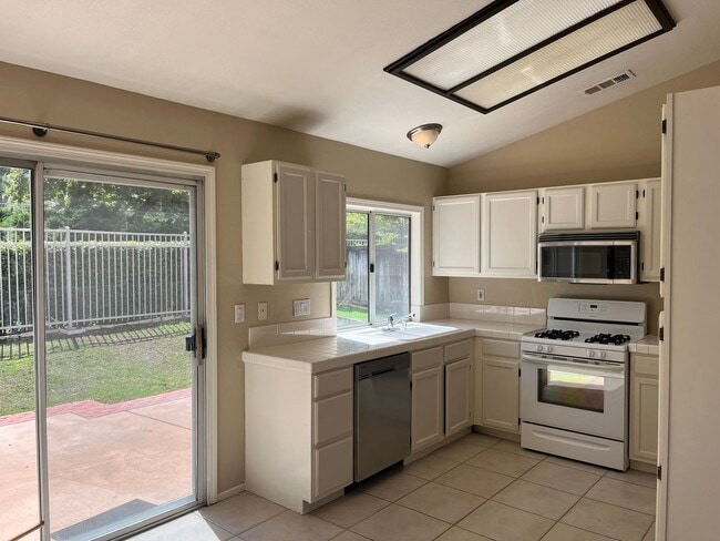 Building Photo - Paloma del Sol 3 Bedroom Single Story