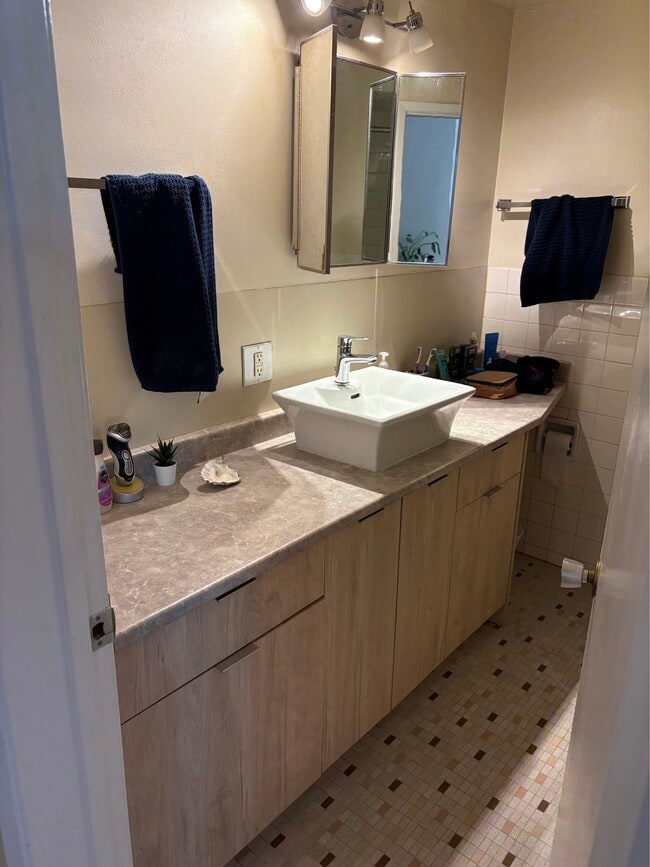 Building Photo - Macdonald Manor - 1BR 1BA