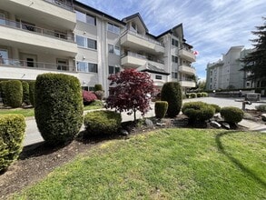 Building Photo - 2526 Lakeview Crescent