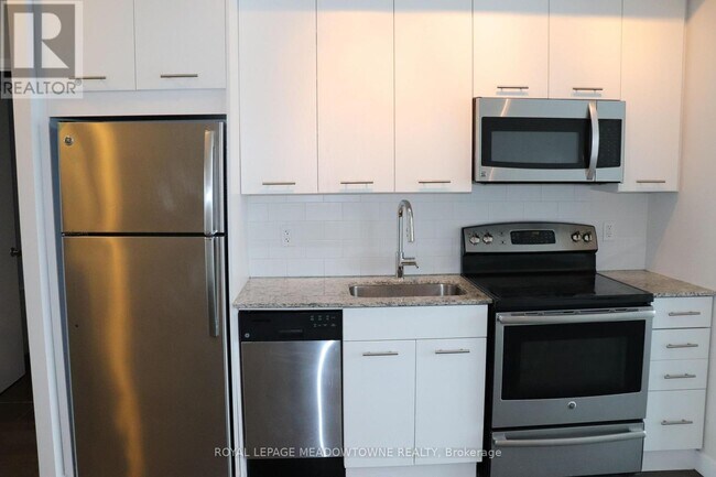 Photo du bâtiment - 2055 Danforth Ave