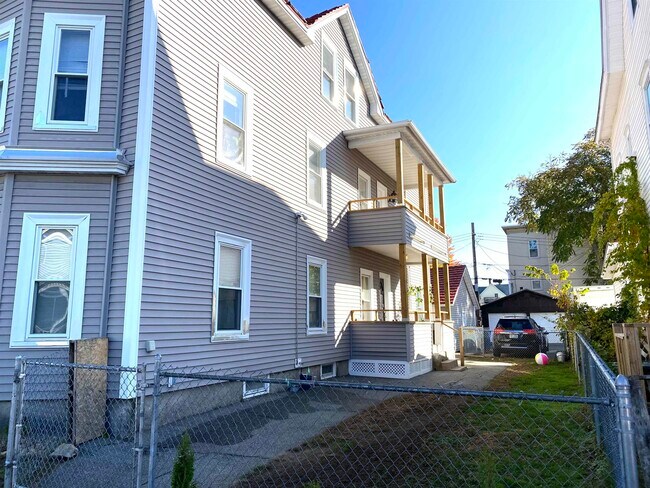 Building Photo - 47 Blucher St