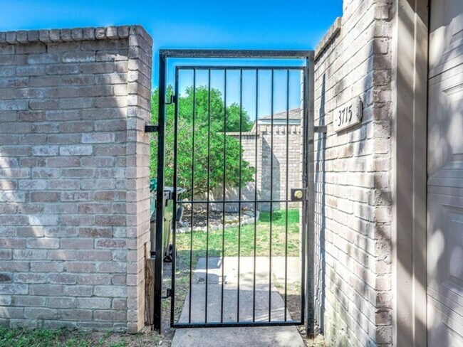Foto del edificio - Spacious 3-Bed, 2-Bath Home in Wingate Com...