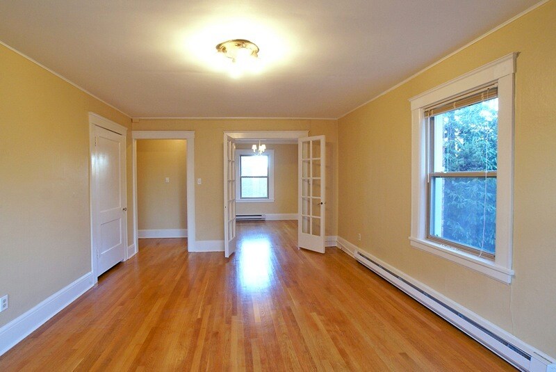 Large living room with windows on 2 sides, hardwood floors, high ceilings, walk in closet - 1621 17th Ave