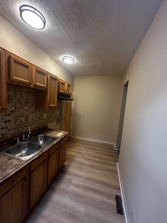 Building Photo - 207 Kenwood Ave