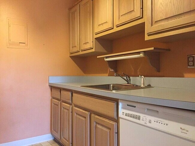 Foto del edificio - "Glamorous 2-Bedroom Condo with Fireplace ...