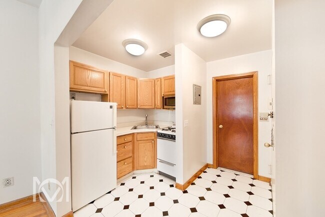 Building Photo - 334 W 71st St