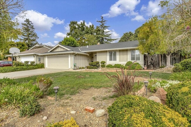 Building Photo - Great Location! Great Schools! Month to Month Only!