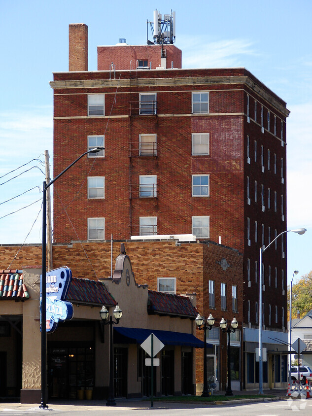 View from the east along West Ash Street - Gold Key Apartments