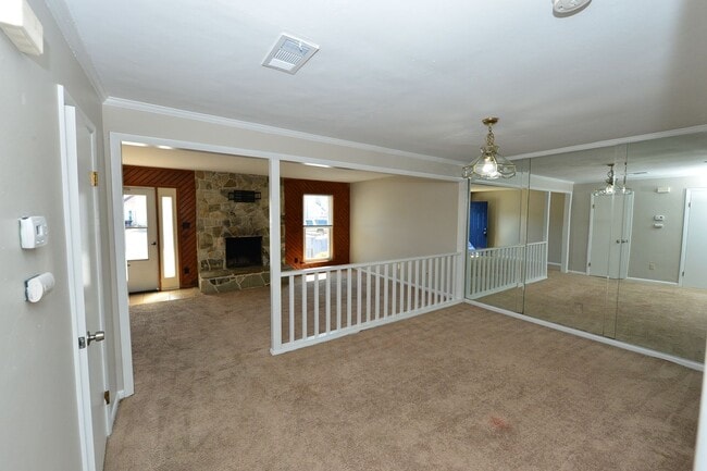 Building Photo - Great Neck just a few miles from Oceanfront