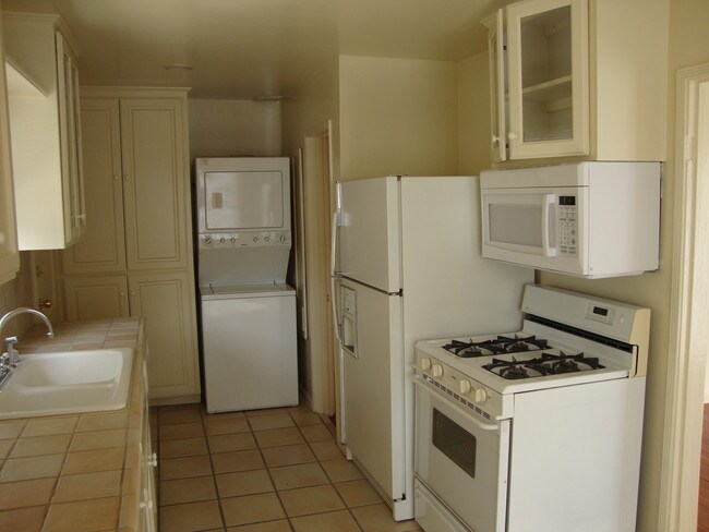 Vista completa de la cocina - 812 Bard St
