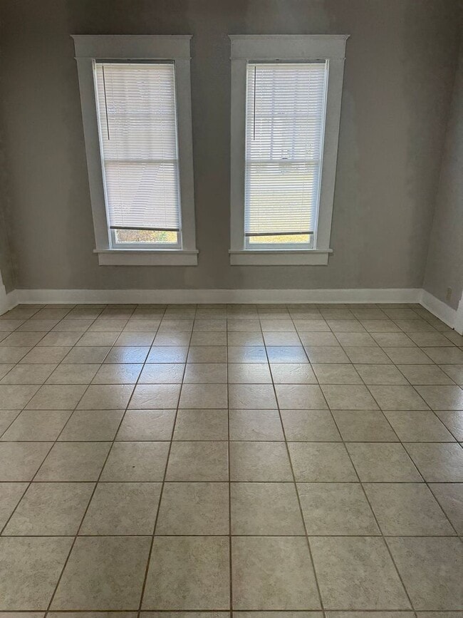 Building Photo - 507 S Creek Ave