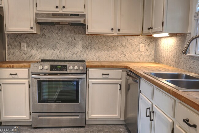 Foto del edificio - 587 Wedgewood Dr