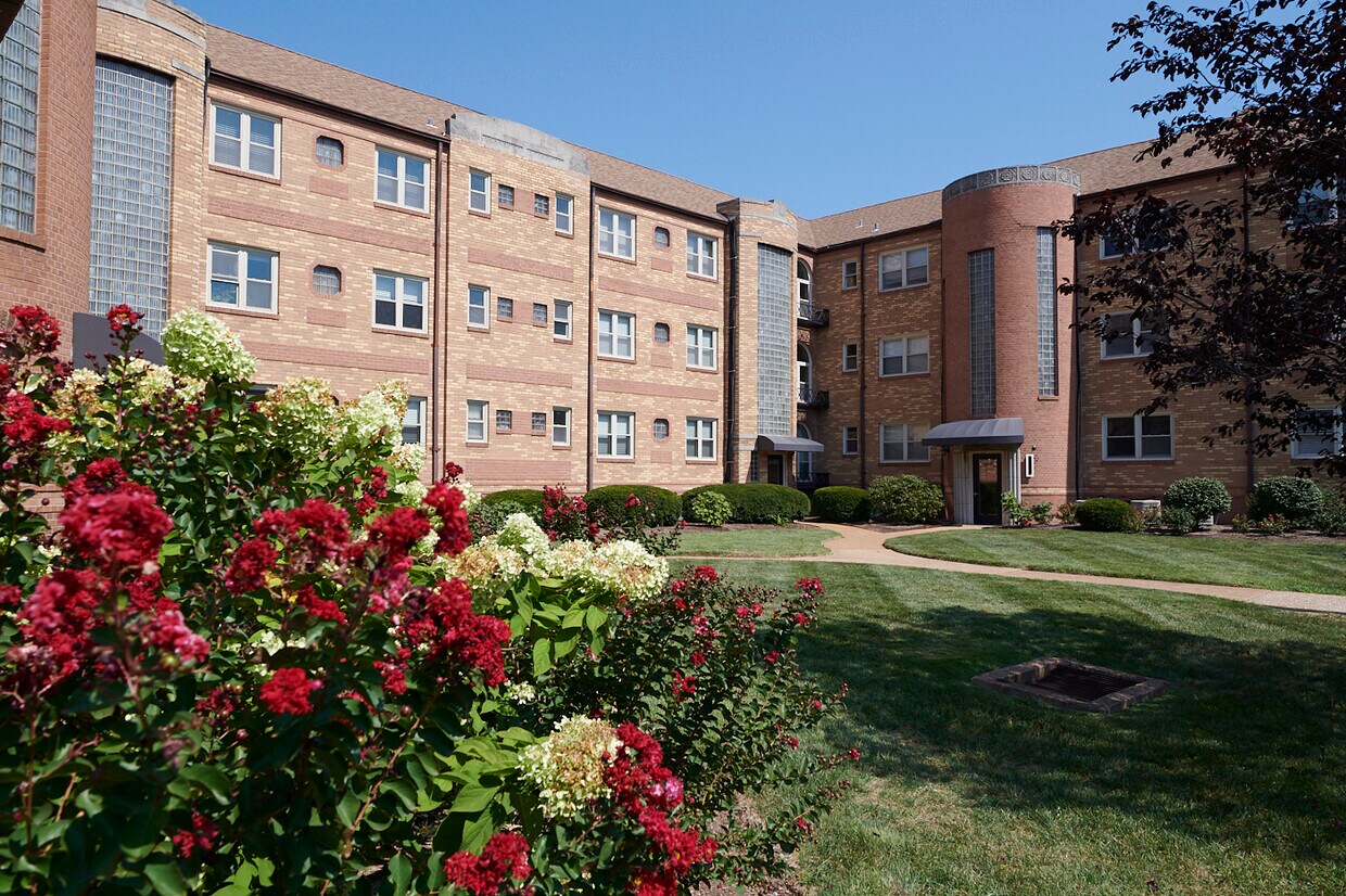 Primary Photo - 5825 Lindenwood Ave