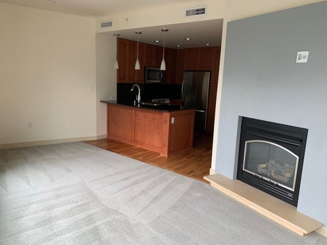 Foto del edificio - Bellevue Washington Square. One bed, One full bath. 1 Reserved parking. 17th floor. Concierge