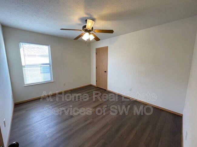 Foto del edificio - 992 N Parkwood Ave