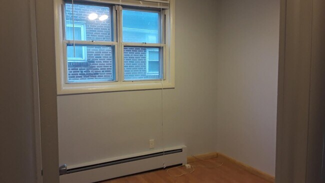 1 Bedroom - 1816 Mower St