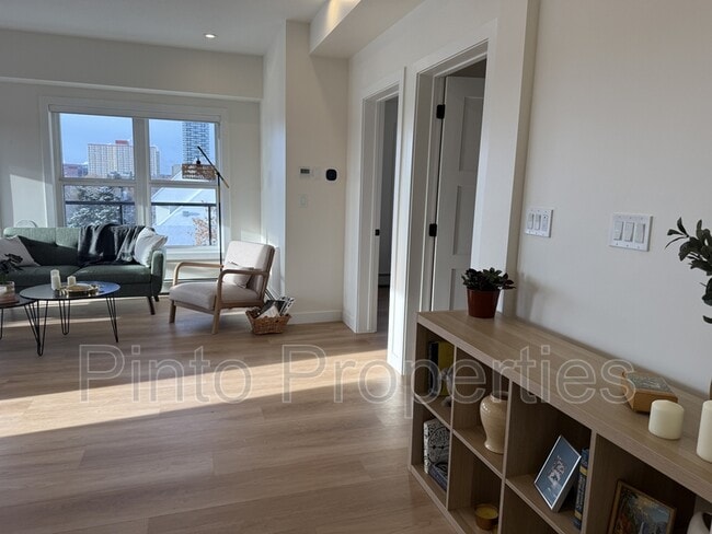 Building Photo - 8615-8108 108 St NW