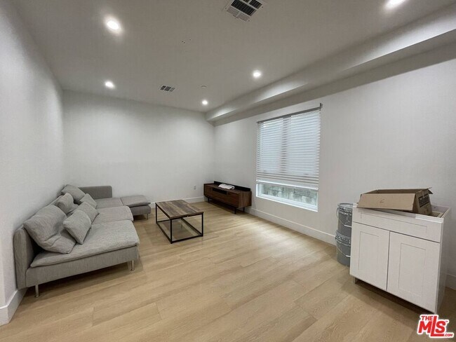 Building Photo - 1340 W 37th St