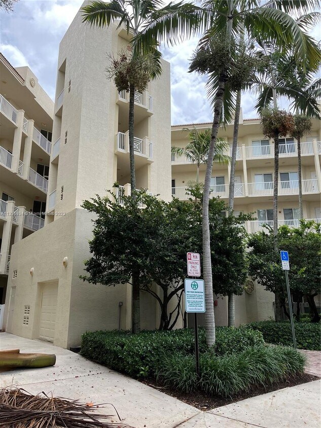 3600 Oaks Clubhouse Dr Unit 511, Pompano Beach, FL 33069 Condo for