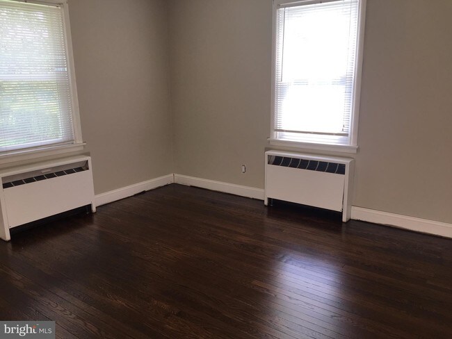 Building Photo - 817 Grove Ave