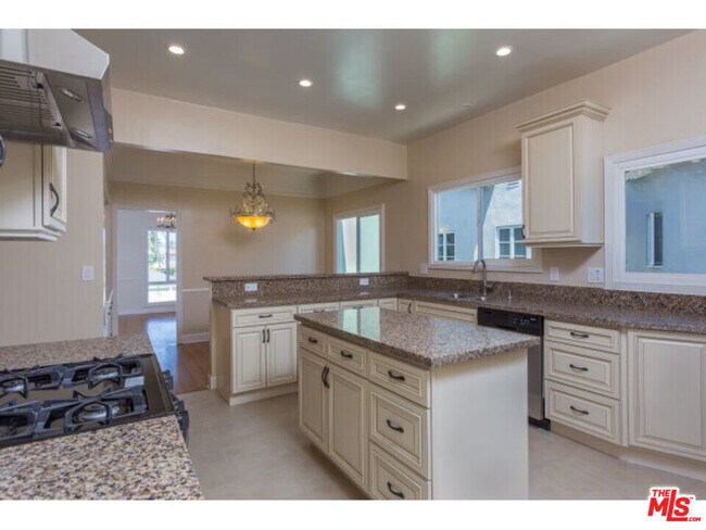 Building Photo - 1210 S La Jolla Ave
