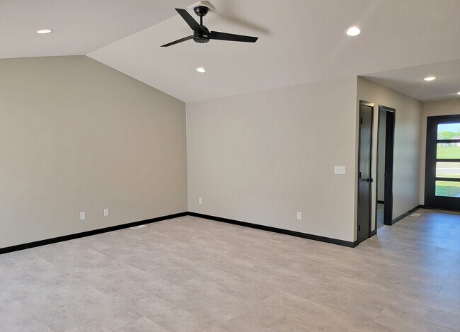 Foto del edificio - 2021-2023 Lucerne Ave