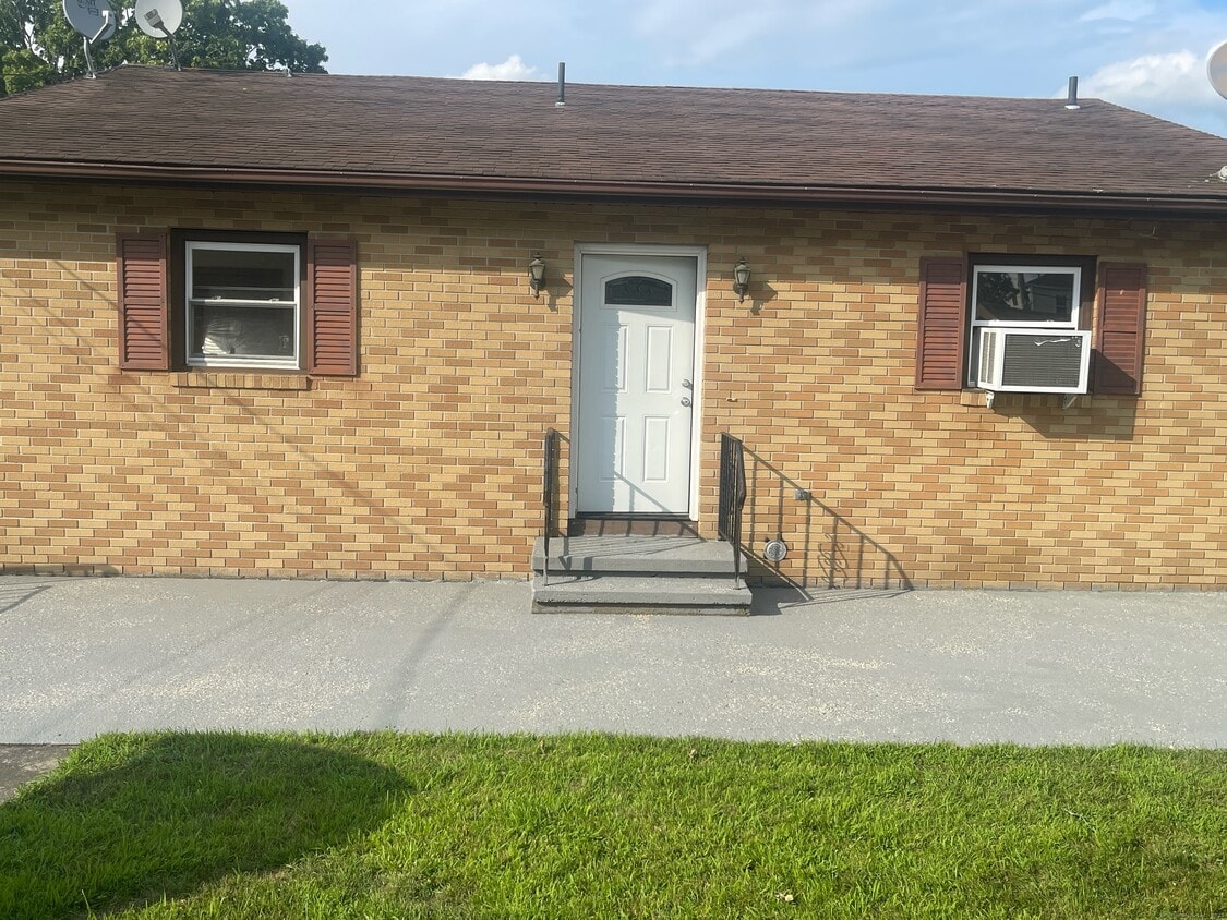Primary Photo - 35 Houghton St