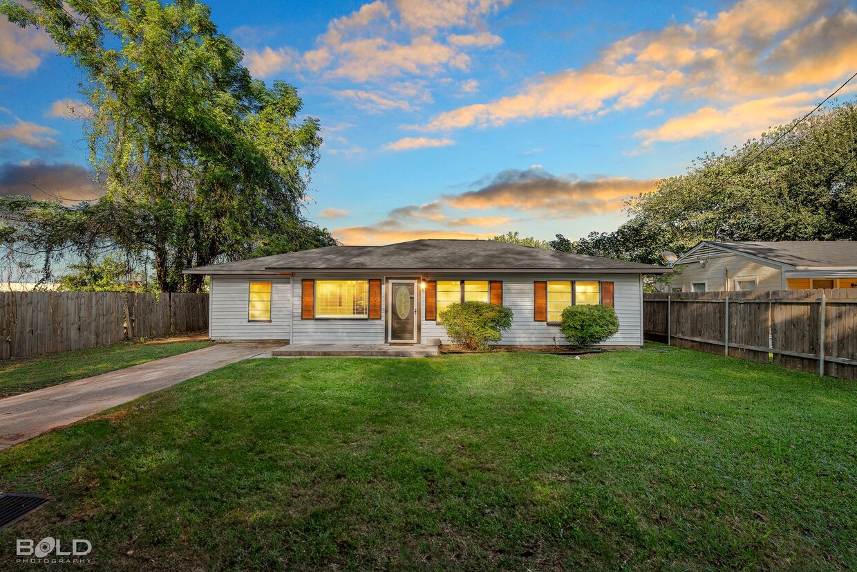 Foto principal - Check Out this Charming 3 bed 1 bath in Bo...