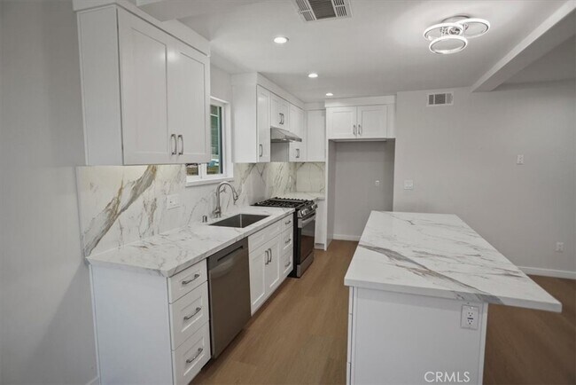 Foto del edificio - 10326 Silverton Ave
