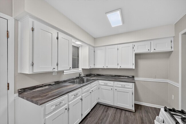 Building Photo - 208 D St