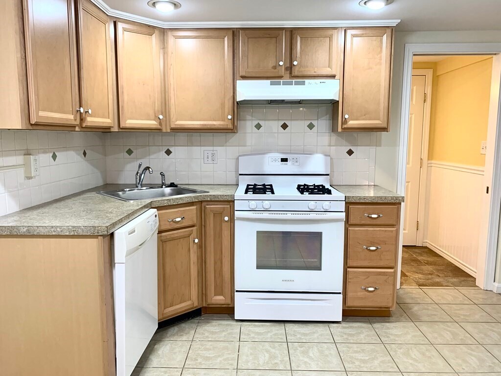 14 Stark Ave Unit 1, Wakefield, MA 01880 Room for Rent in Wakefield