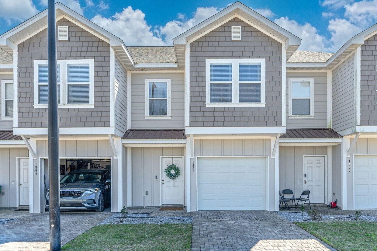 Primary Photo - 1802 Stable Ln