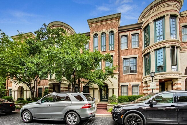 Building Photo - 2609 N Greenview Ave