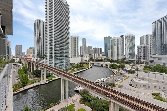 Foto del edificio - 690 SW 1st Ct
